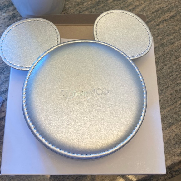 Pandora Disney 100 exclusive charm box - Picture 1 of 3